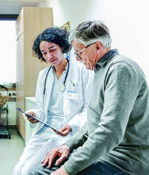 Doctor counsels patient in office