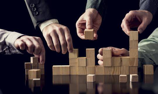 Hands and blocks building strategy