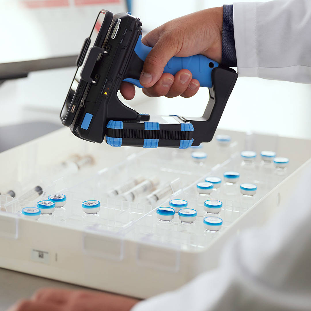 MT-Phramacist-Scan-Phone-Close-0D0A0377-091422