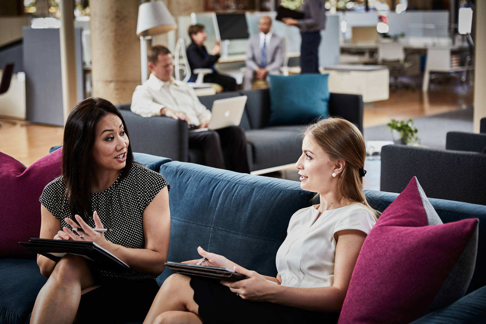 meetingcasualcouchfemales11160001